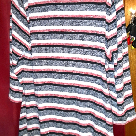 Georgeous black,white,pink,grey v neck sweatr - Picture 2 of 3